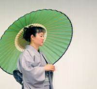 和傘　緑の蛇の目傘を持った女性